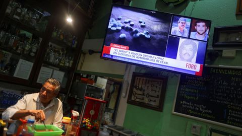 Un hombre discute la noticia de la detencin de El Mayo en un bar de Ciudad de Mxico.
