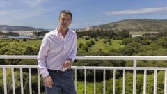 �El gallego no sabe el tesoro que tiene aqu��. Fernando S�nchez (Argentina, 45 a�os) ejerce de director de My Rooms City Hotel Monte Blanco, en Cabana, que reabri� con nueva gerencia el pasado mes de abril. Viene de trabajar en Mallorca y se estrena en Galicia. �Aqu� se concentra todo en dos meses y medio. Es mucho en poco tiempo. All� la temporada es m�s larga. Por ello queremos y estamos en ello, en potenciar acciones, actividades deportivas, en primavera y oto�o. Se potencia muy poco el patrimonio: la naturaleza, los d�lmenes... Le dan poca importancia. El gallego no sabe el tesoro que tiene aqu��, valora.