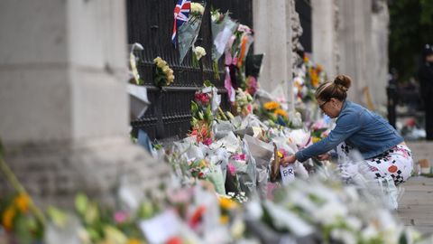 �Es nuestra reina, no habr� otra igual�, explicaban los brit�nicos apostados en la entrada del palacio a la espera de un rayo de esperanza que no lleg�.