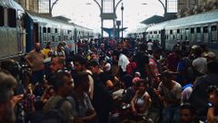 Miles de refugiados se agolpan en las estaciones tras el bloqueo de trenes de Hungr�a
