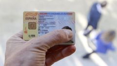 Un ciudadano acude a renovar el DNI a una comisar�a de la provincia de A Coru�a