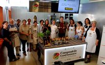 <span lang= es-es >Festival culinario</span>. El taller �Compro, coci�o e como con...� cuenta con la presencia del escritor Javier Ozores y la cocinera Gabriela Ara�jo, que prepararon platos de la cocina tradicional y que luego fueron degustados por los participantes en el taller celebrado en el Aula Gastron�mica de la Praza de Abastos. 
