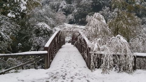 Cruzando el ro Naln con la nieve en el paisaje