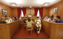 <span lang= es-es >Ediles fuera de la bancada</span>. Debido a la lesi�n en una pierna, el edil de Alternativa dos Veci�os Marcos Regueira ocup� en el pleno una silla fuera de su esca�o.  