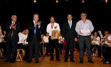 Vicente Mart�n, a la derecha, recibi� el cari�o de la villa. 