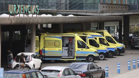 Varias ambulancias delante del edificio de urgencias del CHUS, en Santiago, en una imagen de archivo.