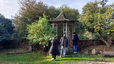 Pequea pagoda decorativa en el exterior del pazo.
