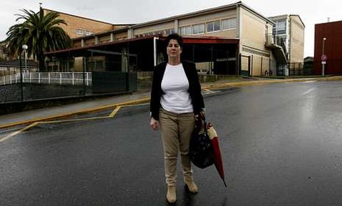 In�s Baz�n, madre de la alumna, protesta contra la decisi�n del centro. 