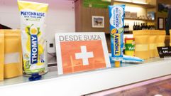 Productos de Suiza que se venden en un comercio de Carballo