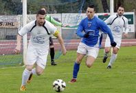 El capitán Mario (de blanco) trata de llevarse la pelota ante un contrario ayer en San Lázaro.
