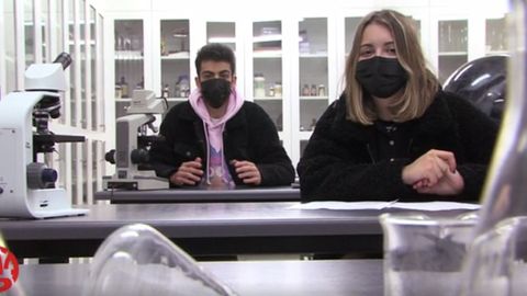 Rafa y Alba, dos alumnos del IES Blanco Amor de Ourense, recorren las instalaciones del centro, de los jardines a los laboratorios, para explicar a los internautas las ventajas de estudiar ah�