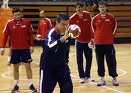 El seleccionador espa�ol, Manolo Cadenas, y sus jugadores durante un entrenamiento. 
