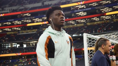 Aur�lien Tchouameni, en el terreno de juego momentos antes del partido entre Francia y Espa�a, de semifinales del Mundial 2026, este martes en el Dallas Stadium.