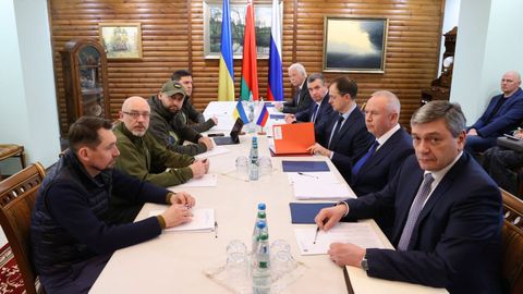 Las delegaciones rusa y ucraniana, durante una de las reuniones presenciales en la regin bielorrusa de Brest