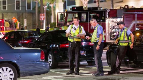 Las fuerzas de seguridad buscan al autor de los disparos, un joven blanco de complexin delgada. 