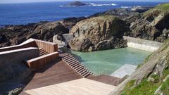 La piscina de agua salada con sol�rium de madera