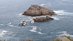 Un helic�ptero de la Guardia Civil sobrevolando la costa de Coa�a donde desapareci� el pescador