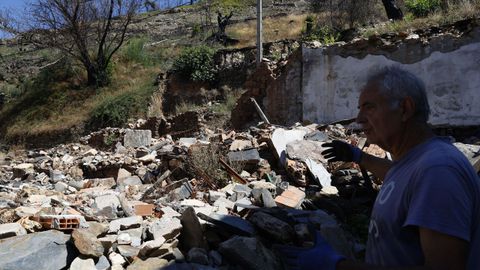 Los escombros dibujan una parte importante del paisaje de San Vicente de Leira. 