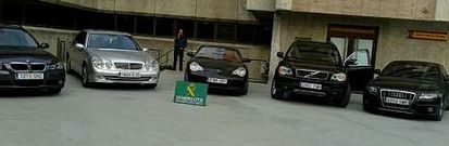 Cinco coches de alta gama les fueron intervenidos a los miembros de la banda de estafadores.