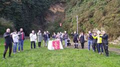 Jos� Mar�a Sanjurjo Pe�a, el primero por la izquierda, poco despu�s de hallar los d�cimos de loter�a y antes de sumergir un bel�n en la r�a de Ribadeo