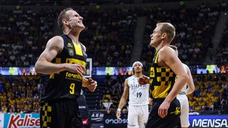 Marcelinho Huertas se lamenta en el partido entre el Tenerife y el Bilbao.