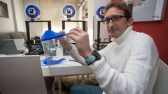 Javier Fern�ndez ha adquirido tres impresoras 3D con las que fabricar viseras de protecci�n para los sanitarios