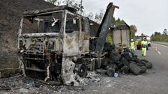 Un incendio calcina por completo un cami�n en la AP-9