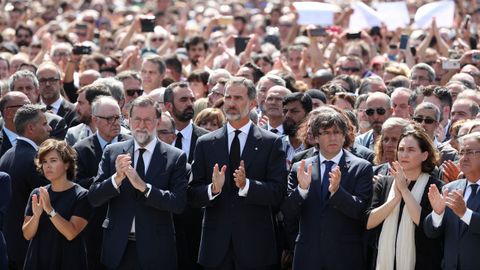 El rey Felipe, la vicepresidenta del Gobierno, Soraya Senz de Santamara, el presidente Mariano Rajoy, el presidente de la Generalitat, Carles Puigdemont y la alcaldesa de la ciudad, Ada Colau, guardan en la Plaza de Catalua un minuto de silencio