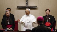 El papa Le�n XIV saluda a los obispos en la reuni�n de este lunes