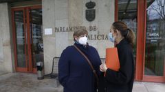 Esperanza Rodr�guez, junto a la diputada socialista Noa D�az el d�a en el que el Parlamento de Galicia aprob� por unanimidad mejorar los protocolos de atenci�n a familiares de v�ctimas de accidentes