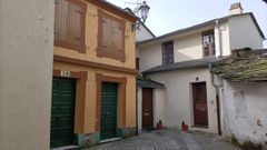 La vivienda de la izquierda, el n�mero 18, tiene puertas y ventanas con clavos despu�s de sufrir una okupaci�n.