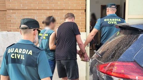 El detenido escoltado tras su detenci�n por la Guardia Civil.