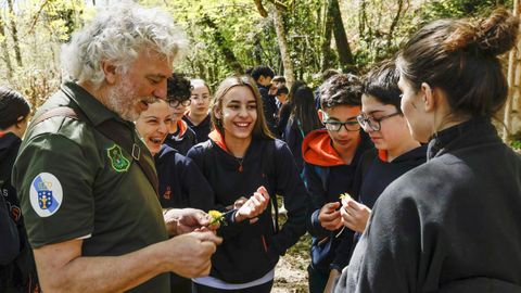 Un momento de la jornada en la que los alumnos pudieron conocer las distintas especies de flora y fauna de la fraga