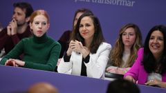 Lilith Verstrynge (i), Ione Belarra (c) e Idoia Villanueva (d) en un acto de Podemos.