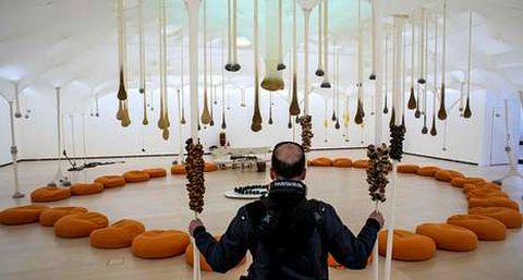 Las piezas de Ernesto Neto propugnan la desinhibición y la sensualidad.