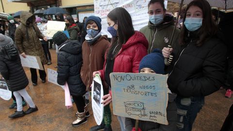 Estudiantes del colegio, sus familias y vecinos se manifestaron el pasado dia 30 en Folgoso convocados por la asociacin de padres de alumnos en defensa del actual sistema de transporte