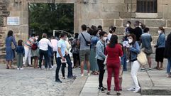 Familiares de alumnos de los Escolapios, en una de las puertas de acceso el primer d�a de este curso escolar