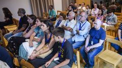 Los asuntos que trataban en el pleno llevaron a diversos colectivos al pleno. En primera fila, padres y alumnos del CEIP �lvarez Limeses; detr�s de ellos, vecinos del entorno de Padre Fernando Olmedo; y en la �ltima fila, representantes de los trabajadores del Concello de Pontevedra