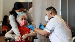 Una anciana, vacun�ndose en Netanya, Israel