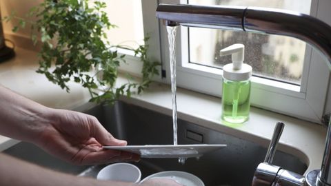 Imagen de archivo de una persona utilizando el agua del grifo.