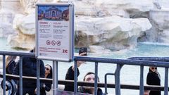 El cartel que indica la necesidad de comprar una entrada antes de llegar a la Fontana.