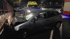 El coche choc� contra el muro de la rampa del paseo fluvial, al fondo del aparcamiento