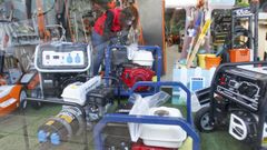 Equipos en el escaparate de la tienda Norterra, en el pol�gono de A G�ndara, en Ferrol