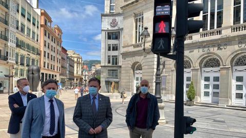 Alfredo Canteli, Jose Ramn Prado, Javier Lozano, y Ramn Garca visitan el semforo que recuerda la obligatoriedad de mantener la distancia de seguridad