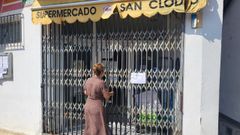 Una vecina frente a uno de los negocios que cerraron a causa del apagn