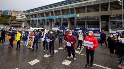 Manifestantes este sbado junto al estadio Carlos Tartiere