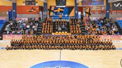 M�s de 300 personas participaron en la foto de familia del Reyco Burela FS este jueves en el Vista Alegre.