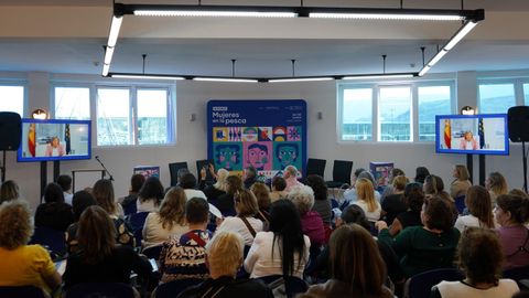 Asistentes al Tercer Foro Mujeres en la Pesca escuchan en Lastres a Isabel Artime, secretaria general de Pesca en Espaa, que intervino por videoconferencia