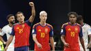 Oyarzazal, que marc� un doblete, festejando con Olmo y Lamine uno de los goles de la victoria de Espa�a contra Arabia Saud�. 