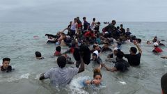 Unos 1.500 menores llegaron a la costa ceut� el pasado mes de mayo.